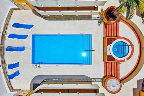 Condominio en alquiler en Surfside, Florida, 2 dormitorios, 94.76 m2 № 2012343 - foto 21