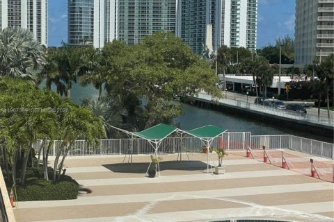 Condominio en alquiler en Sunny Isles Beach, Florida, 1 dormitorio, 64.57 m2 № 2031544 - foto 9