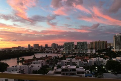 Condominio en alquiler en Sunny Isles Beach, Florida, 1 dormitorio, 64.57 m2 № 2031544 - foto 12