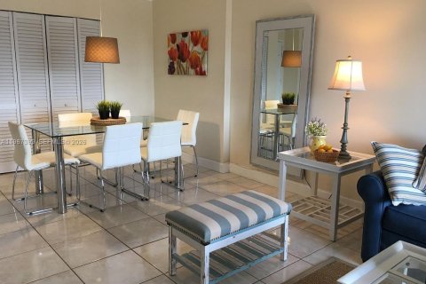 Condominio en alquiler en Sunny Isles Beach, Florida, 1 dormitorio, 64.57 m2 № 2031544 - foto 2