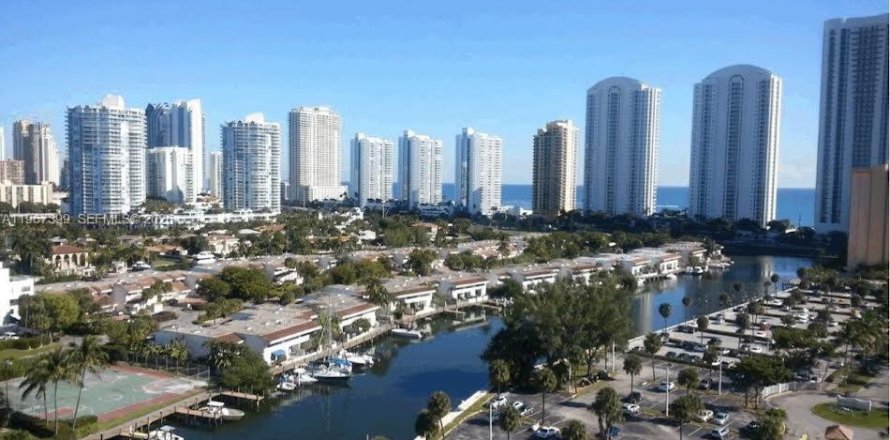 Condominio en Sunny Isles Beach, Florida, 1 dormitorio  № 2031544