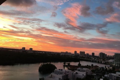 Condominio en alquiler en Sunny Isles Beach, Florida, 1 dormitorio, 64.57 m2 № 2031544 - foto 11