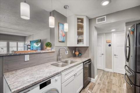 Condominio en venta en Redington Shores, Florida, 2 dormitorios, 99.41 m2 № 1826151 - foto 8