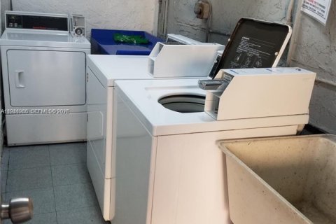 Condominio en venta en North Bay Village, Florida, 1 dormitorio, 74.79 m2 № 1998649 - foto 2