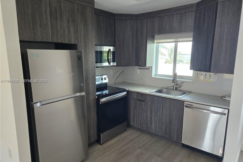 Condominio en venta en North Bay Village, Florida, 1 dormitorio, 74.79 m2 № 1998649 - foto 9