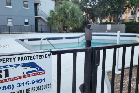 Condominio en alquiler en Hialeah, Florida, 2 dormitorios, 90.67 m2 № 2055824 - foto 4