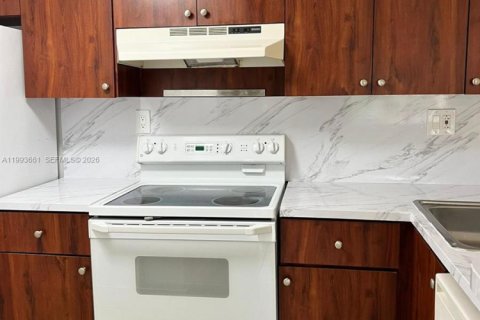Condominio en alquiler en Hialeah, Florida, 2 dormitorios, 90.67 m2 № 2055824 - foto 7