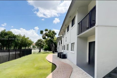 Condominio en alquiler en Hialeah, Florida, 2 dormitorios, 90.67 m2 № 2055824 - foto 2