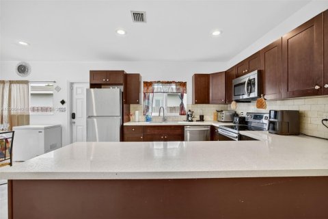 House in Florida City, Florida 4 bedrooms, 146.04 sq.m. № 2012946 - photo 13