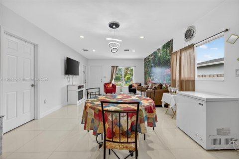 House in Florida City, Florida 4 bedrooms, 146.04 sq.m. № 2012946 - photo 12