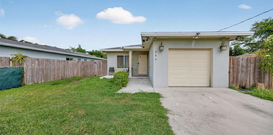 House in Florida City, Florida 4 bedrooms, 146.04 sq.m. № 2012946