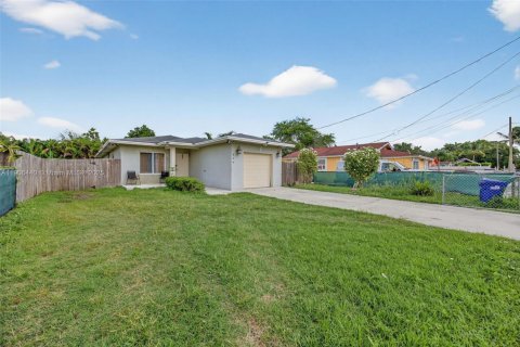 House in Florida City, Florida 4 bedrooms, 146.04 sq.m. № 2012946 - photo 8