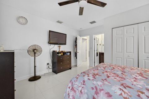 House in Florida City, Florida 4 bedrooms, 146.04 sq.m. № 2012946 - photo 21