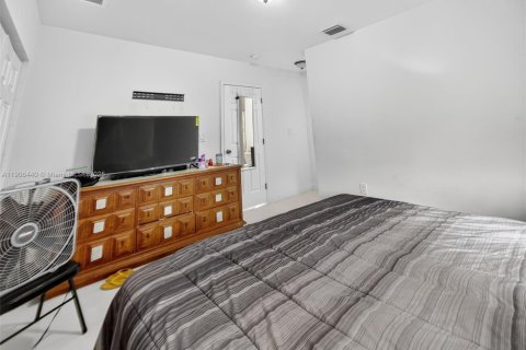 House in Florida City, Florida 4 bedrooms, 146.04 sq.m. № 2012946 - photo 16