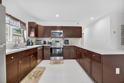 House in Florida City, Florida 4 bedrooms, 146.04 sq.m. № 2012946 - photo 11