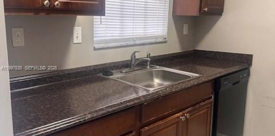 Condo in Pembroke Pines, Florida, 1 bedroom  № 2059487