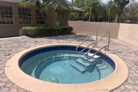 Condo in Pembroke Pines, Florida, 1 bedroom  № 2059487 - photo 14