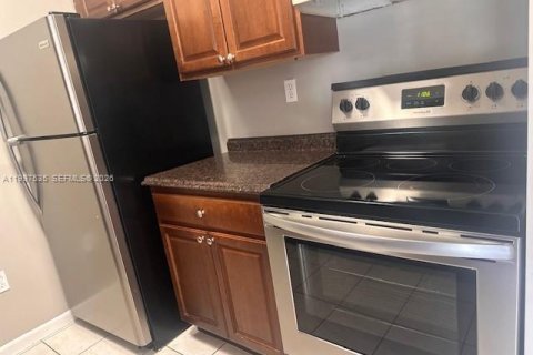 Condo in Pembroke Pines, Florida, 1 bedroom  № 2059487 - photo 3