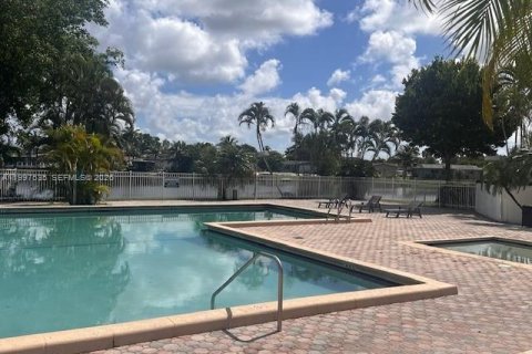 Condo in Pembroke Pines, Florida, 1 bedroom  № 2059487 - photo 15