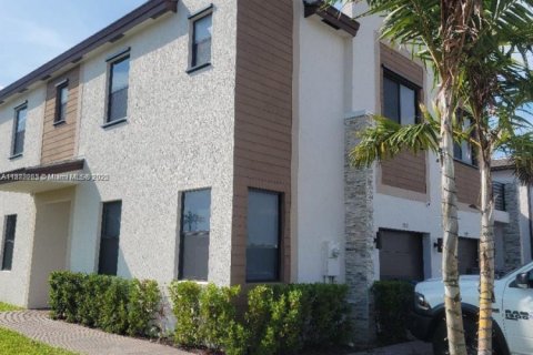 Adosado en alquiler en Miami Gardens, Florida, 4 dormitorios, 193.79 m2 № 1932385 - foto 1