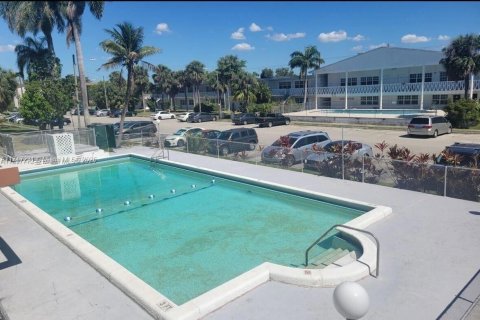 Condo in North Miami Beach, Florida, 1 bedroom  № 1696693 - photo 1