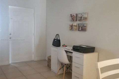 Condo in North Miami Beach, Florida, 1 bedroom  № 1696693 - photo 2