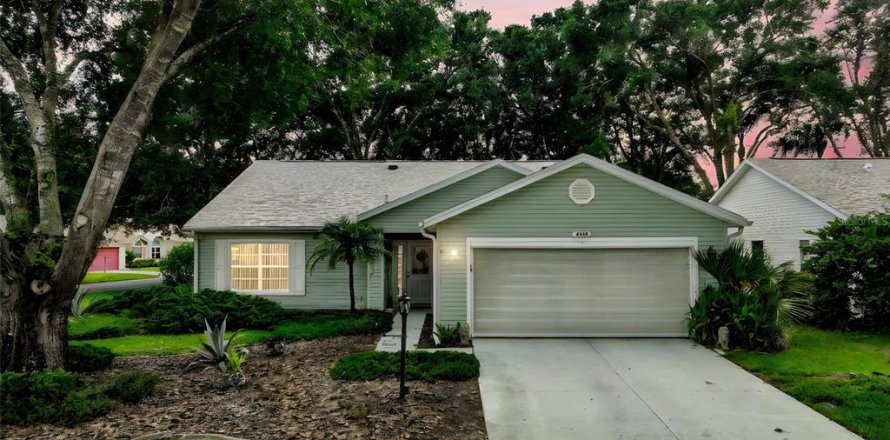 House in Leesburg, Florida 3 bedrooms, 158.77 sq.m. № 1876350