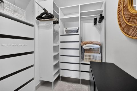 Condo in North Miami, Florida, 1 bedroom № 2075203 - photo 12