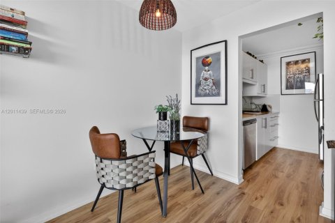 Condo in North Miami, Florida, 1 bedroom № 2075203 - photo 5