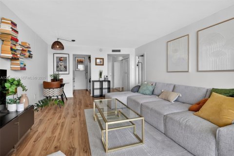Condo in North Miami, Florida, 1 bedroom № 2075203 - photo 3