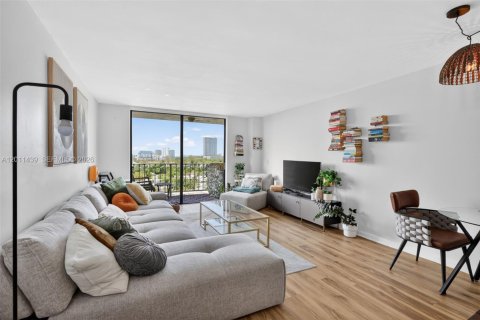 Condo in North Miami, Florida, 1 bedroom № 2075203 - photo 2