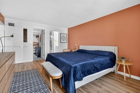 Condo in North Miami, Florida, 1 bedroom № 2075203 - photo 11
