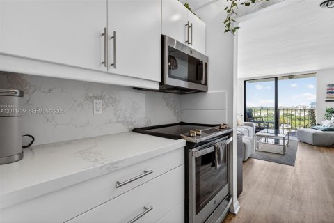 Condo in North Miami, Florida, 1 bedroom № 2075203 - photo 7