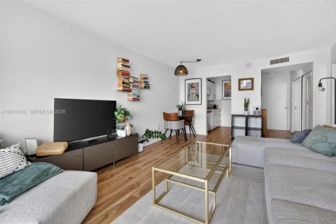 Condo in North Miami, Florida, 1 bedroom № 2075203 - photo 4