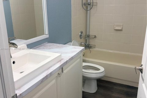 Townhouse in Miami, Florida 2 bedrooms, 104.98 sq.m. № 1998846 - photo 17