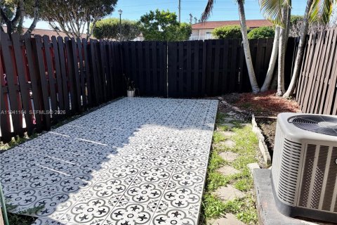 Townhouse in Miami, Florida 2 bedrooms, 104.98 sq.m. № 1998846 - photo 19