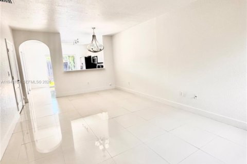 Townhouse in Miami, Florida 2 bedrooms, 104.98 sq.m. № 1998846 - photo 2