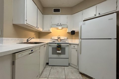 Condo in Oakland Park, Florida, 2 bedrooms № 2076246 - photo 2