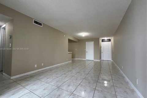 Condo in Oakland Park, Florida, 2 bedrooms № 2076246 - photo 3