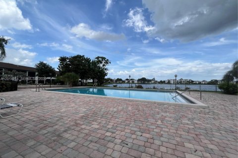 Condo in Oakland Park, Florida, 2 bedrooms № 2076246 - photo 17