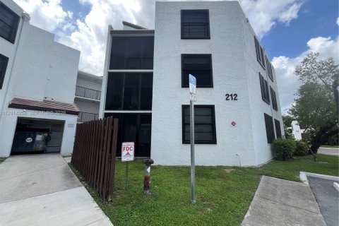 Condo in Oakland Park, Florida, 2 bedrooms № 2076246 - photo 15
