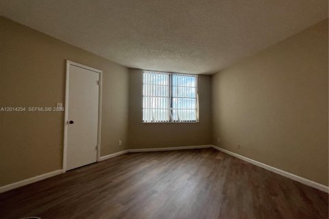Condo in Oakland Park, Florida, 2 bedrooms № 2076246 - photo 13
