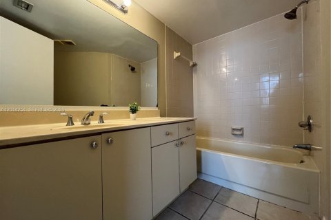 Condo in Oakland Park, Florida, 2 bedrooms № 2076246 - photo 11