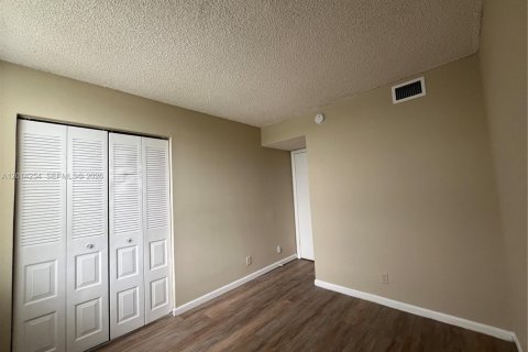 Condo in Oakland Park, Florida, 2 bedrooms № 2076246 - photo 9