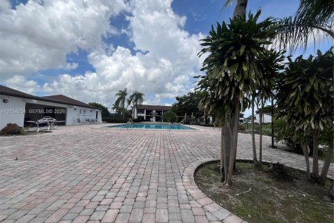 Condo in Oakland Park, Florida, 2 bedrooms № 2076246 - photo 18