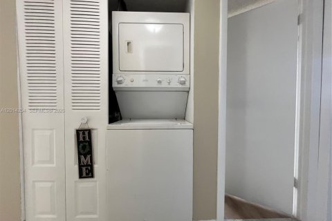 Condo in Oakland Park, Florida, 2 bedrooms № 2076246 - photo 7