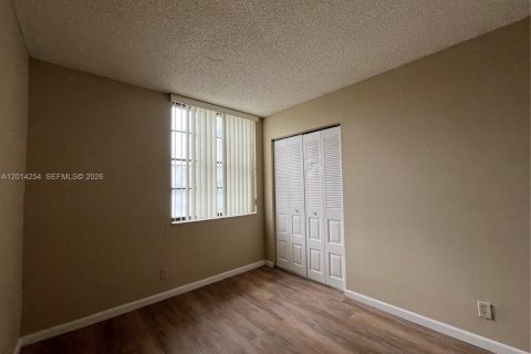 Condo in Oakland Park, Florida, 2 bedrooms № 2076246 - photo 10
