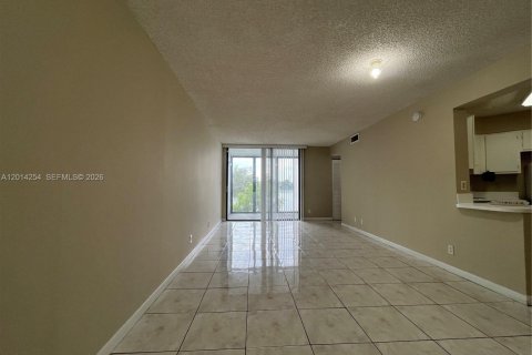 Condo in Oakland Park, Florida, 2 bedrooms № 2076246 - photo 4