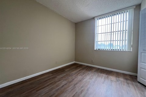 Condo in Oakland Park, Florida, 2 bedrooms № 2076246 - photo 14