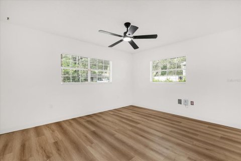 House in Eustis, Florida 3 bedrooms, 147.9 sq.m. № 1918277 - photo 13